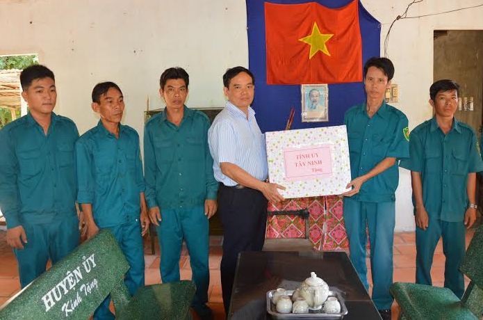Bí thư Tỉnh ủy thăm và kiểm tra lực lượng vũ trang tỉnh 